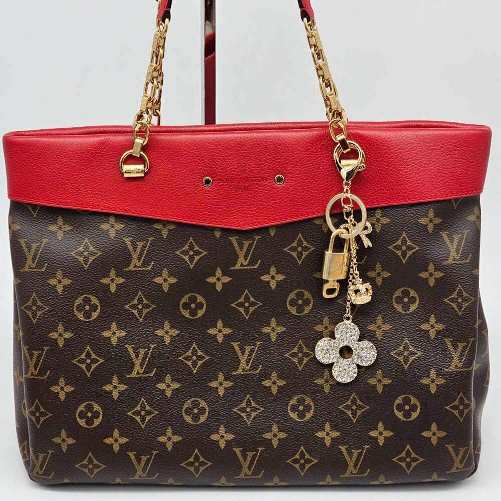 Louis Vuitton Gold Padlock 🔒 Key Set Authentic LV w/ Unbranded Flower Keychain - Picture 2 of 10